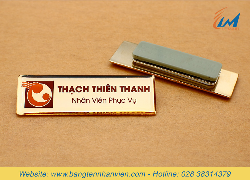 bảng tên nhân viên đeo áo chất liệu đồng ăn mòn chìm, đổ màu theo thiết kế