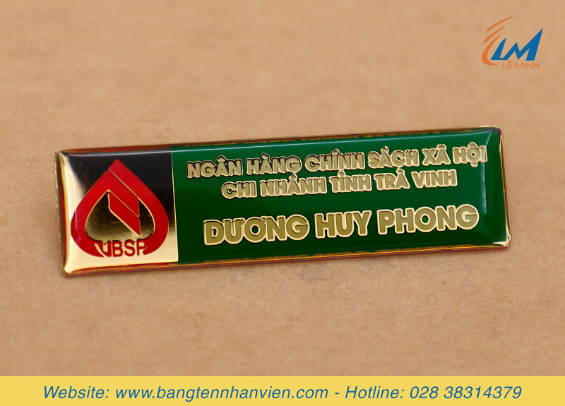 bảng tên nhân viên đeo áo chất liệu đồng ăn mòn chìm, đổ màu theo thiết kế