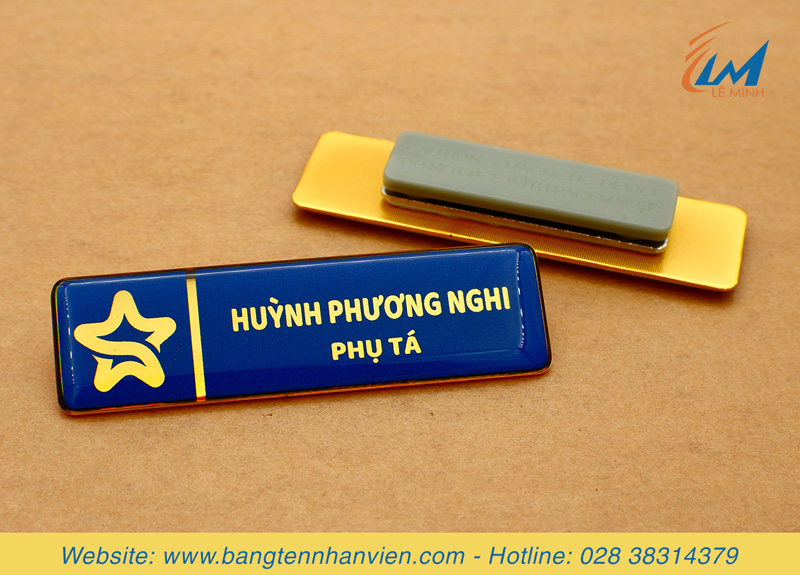 bảng tên đao áo đồng mạ vàng sáng bóng