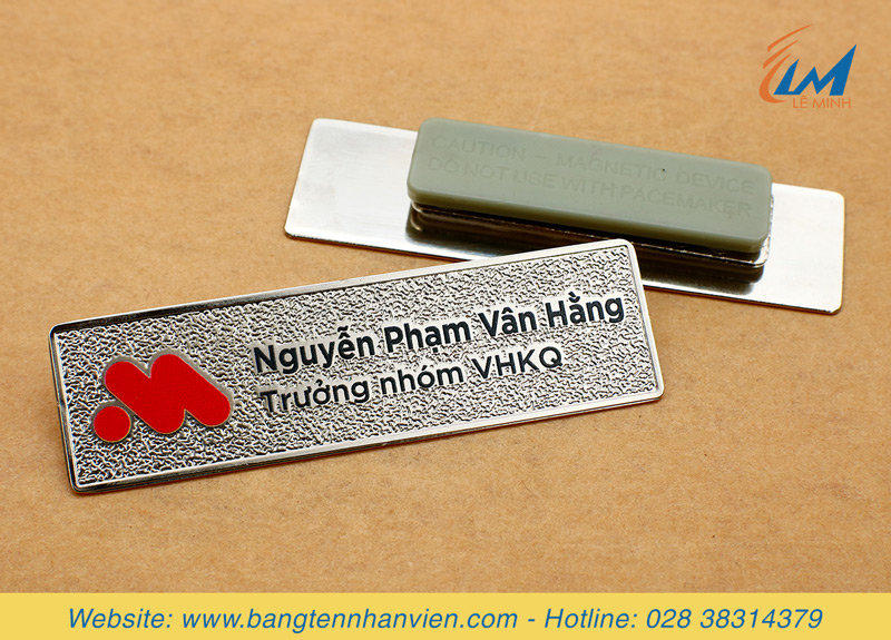 bảng tên nhân viên đồng in uv mạ bạc nền sần nổi