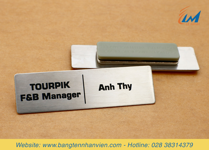 bảng tên đeo áo inox in uv