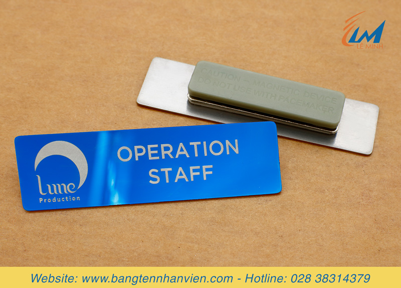 bảng tên đeo áo nhân viên inox màu sáng bóng khắc laser nội dung