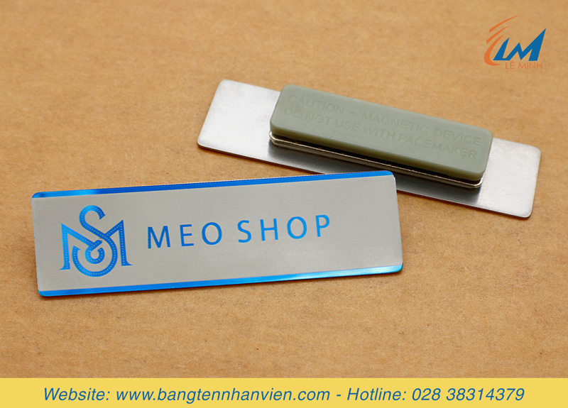 bảng tên đeo áo nhân viên inox màu sáng bóng khắc laser nền