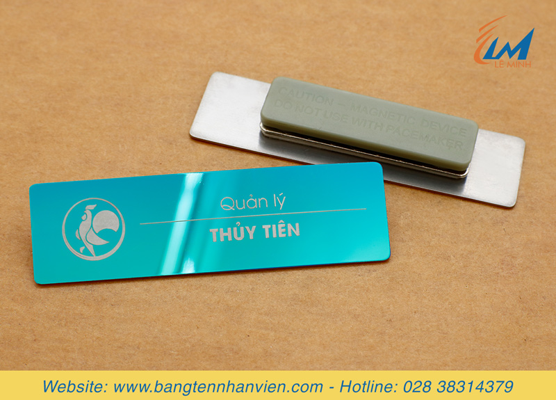 bảng tên đeo áo nhân viên inox màu sáng bóng khắc laser nội dung