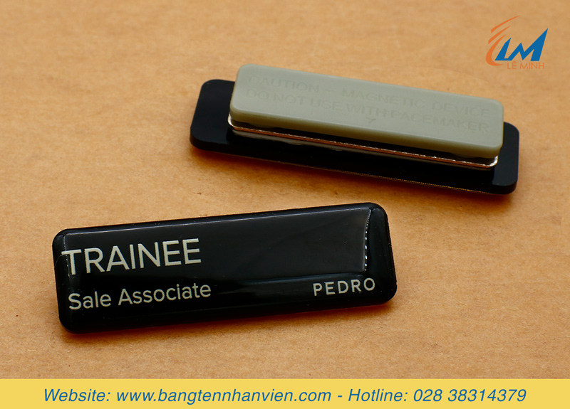 bảng tên nhân viên bàng mica tùy chỉnh theo yêu cầu