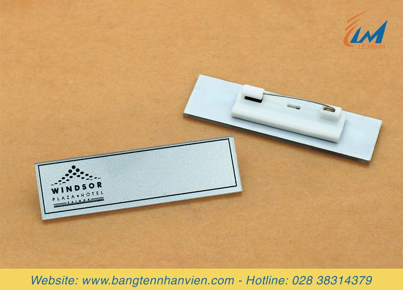 bảng tên nhân viên bàng mica tùy chỉnh theo yêu cầu