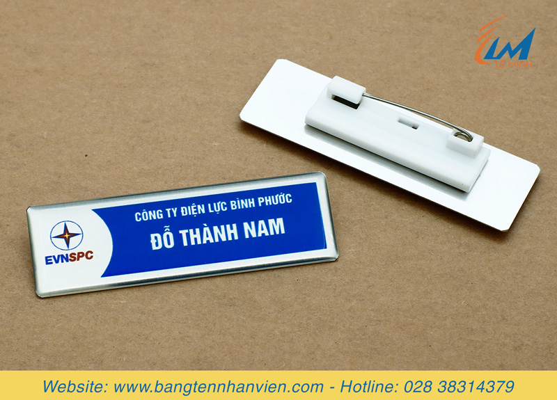 bảng tên nhân viên đeo áo bằng nhôm bạc