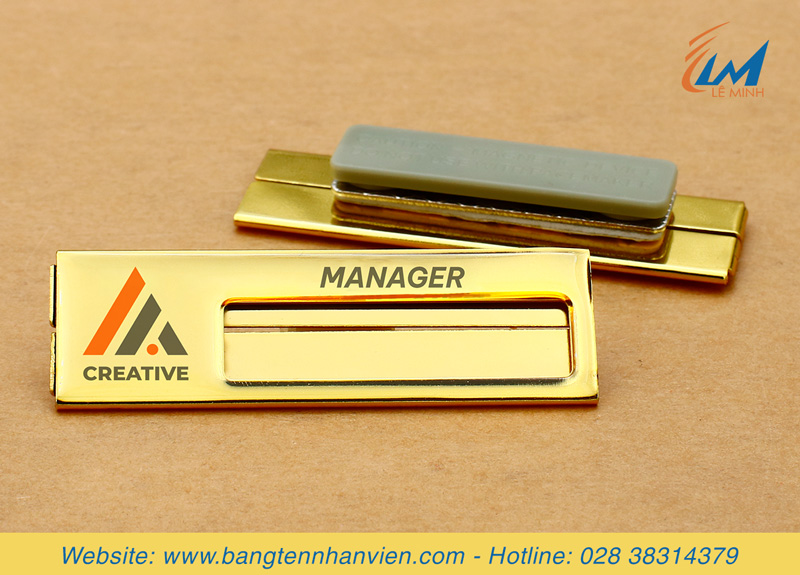 bảng tên thay tên nhân viên đồng xi vàng in uv phủ keo