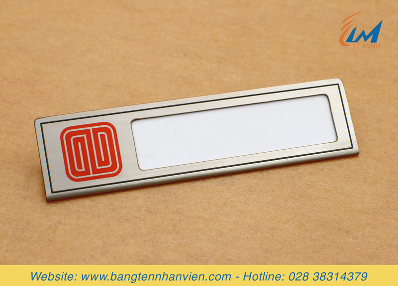 bảng tên đeo áo thay được tên chất liệu inox in nội dung theo yêu cầu