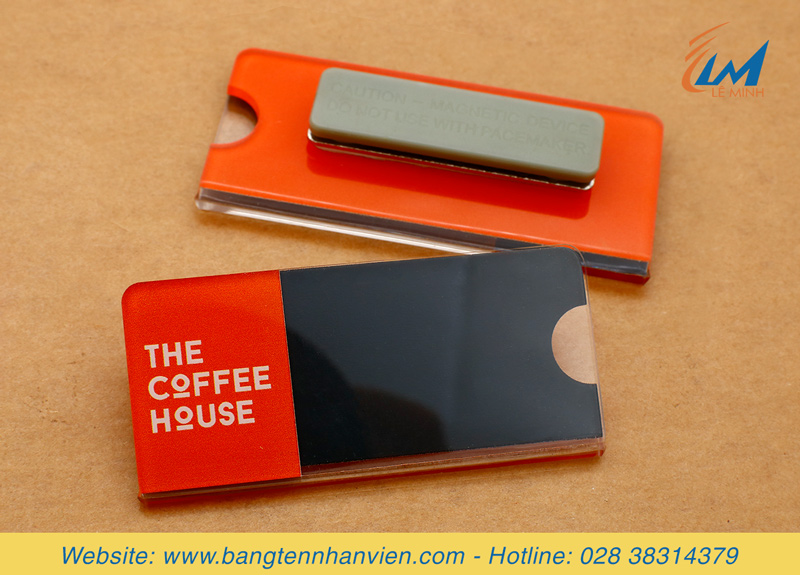 bảng tên thay tên nhân viên bằng mica nhẹ, rẻ, bền đẹp