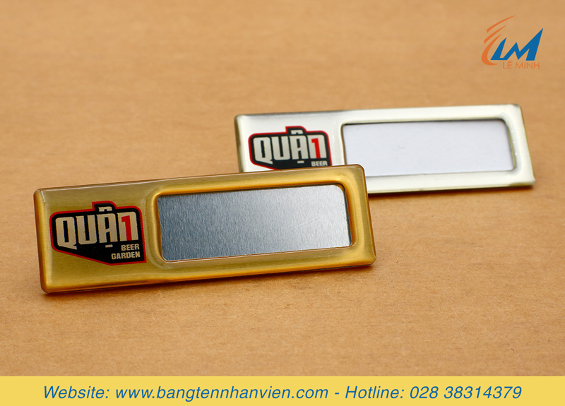 bảng tên thay tên nhân viên nhôm tùy chỉnh in uv phủ keo