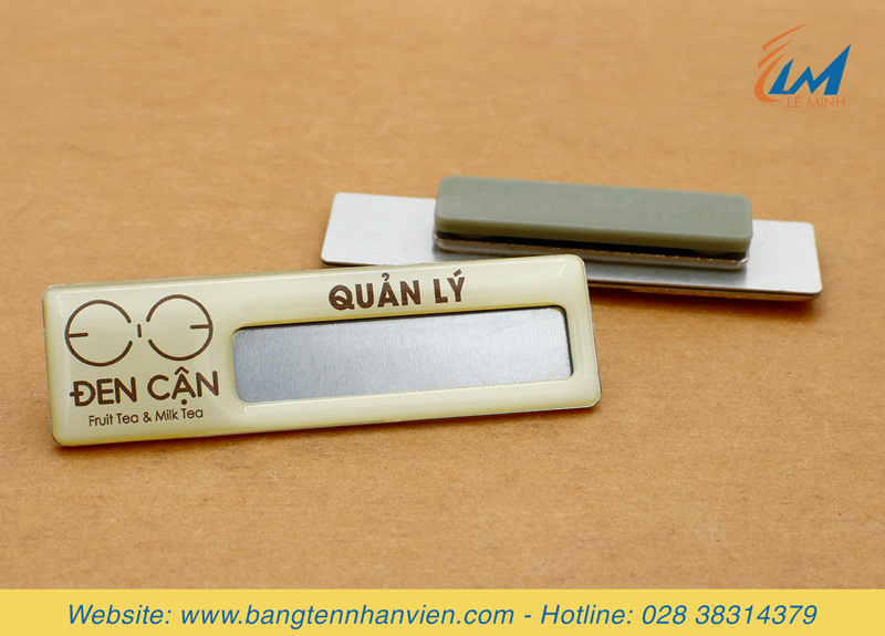 bảng tên thay tên nhân viên nhôm tùy chỉnh in uv phủ keo