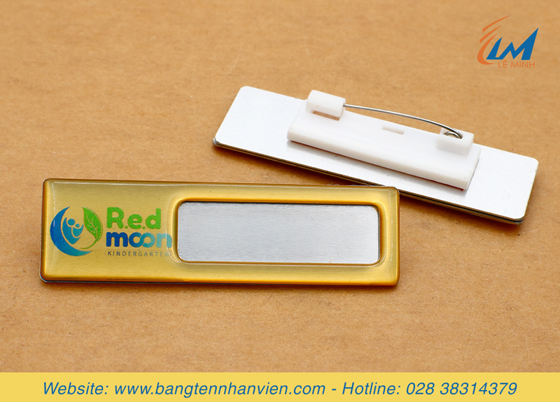 bảng tên thay tên nhân viên nhôm tùy chỉnh in uv phủ keo