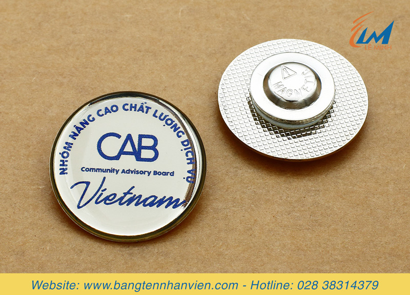 huy hiệu cài áo chất liệu đồng xi mạ bạc in uv hình tròn