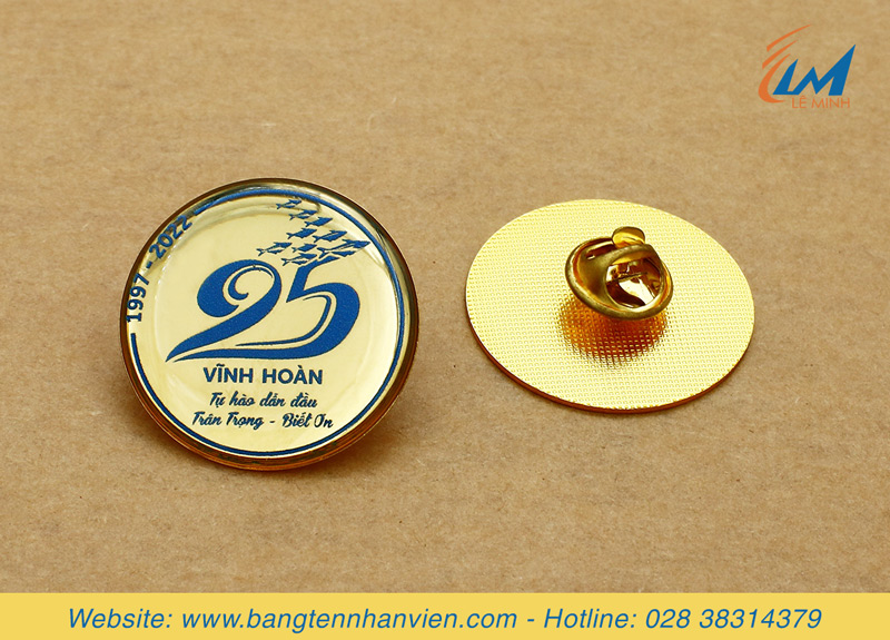 huy hiệu cài áo chất liệu đồng xi mạ vàng in uv hình tròn